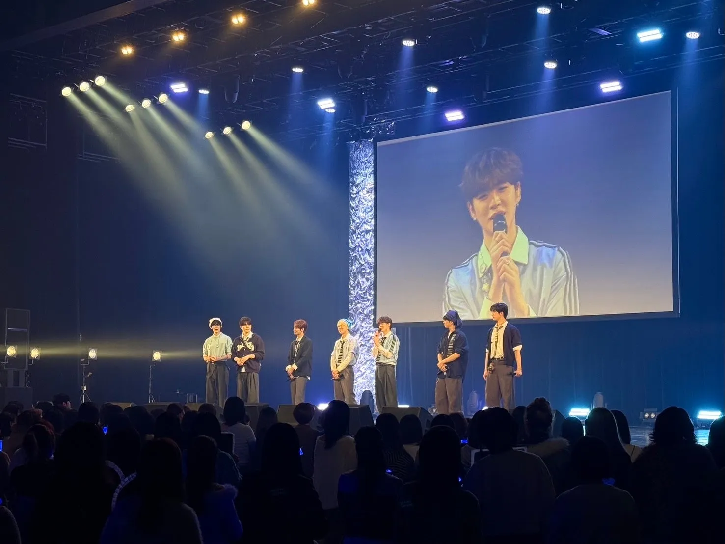 ステージで観客を前に熱いパフォーマンスを見せるEPEXのメンバー。