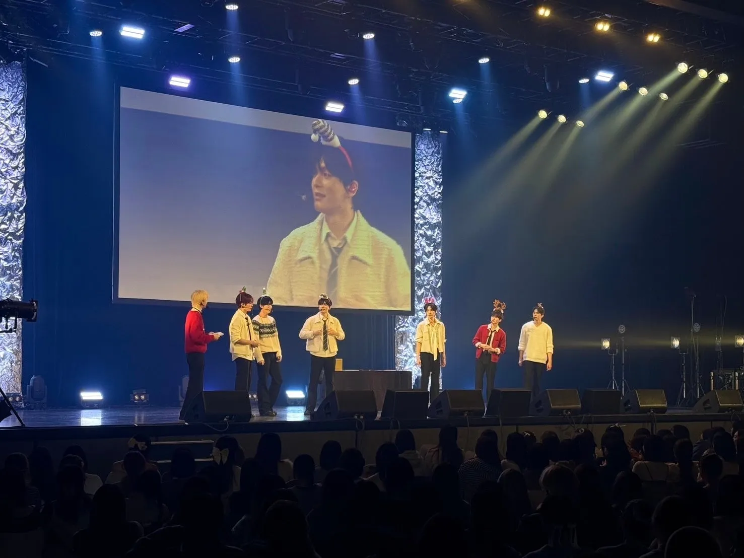 ゲーム対決後、ステージでパフォーマンスするEPEXのメンバー。