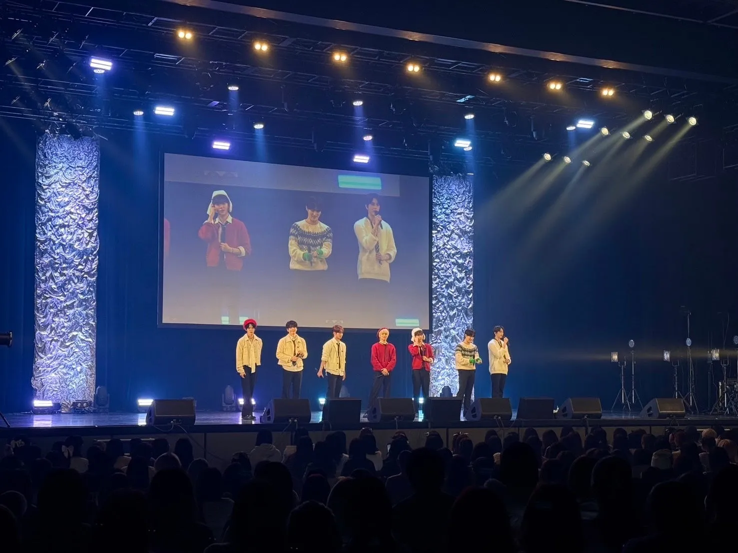 サプライズカバーを披露したEPEXのメンバー。ステージ上のスクリーンにもメンバーが映し出されている。