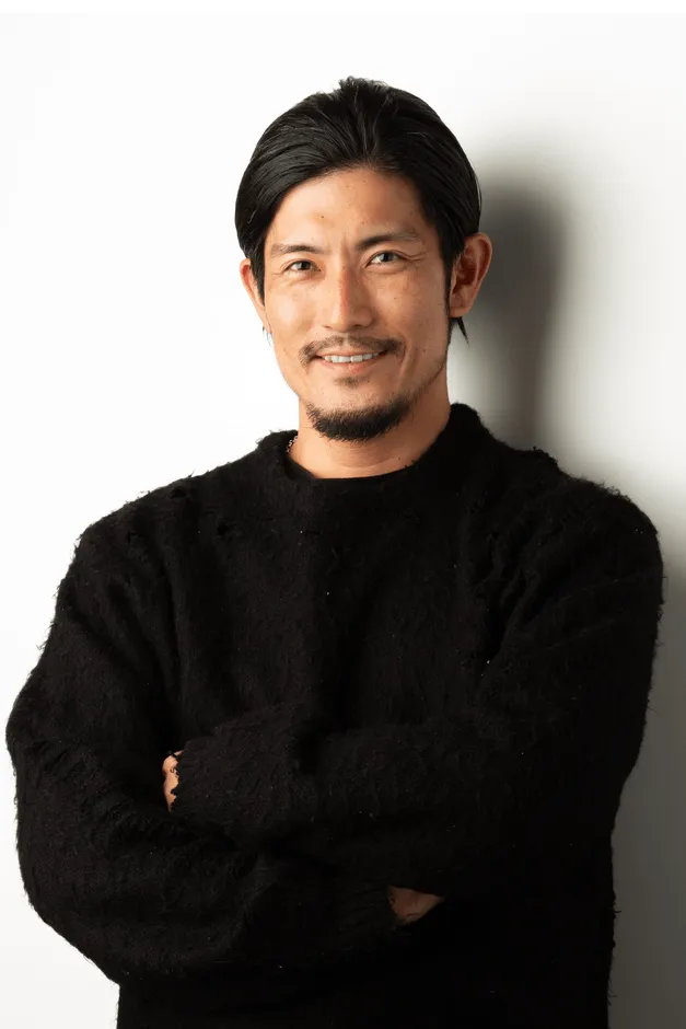 黒いセーターの男性のポートレート