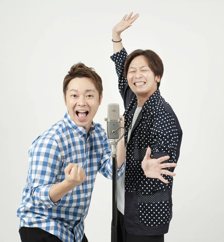 マイクの前に立つ2人の男性