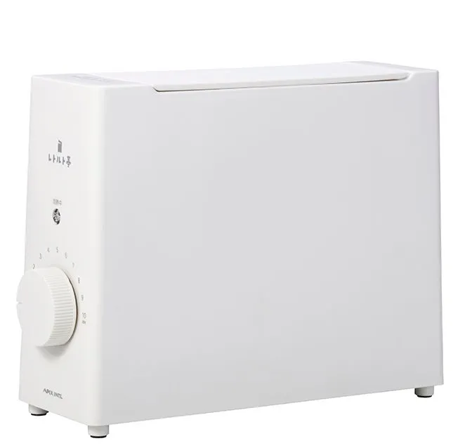 白いトースターの正面図です。前面にダイヤルがあり、操作設定が表示されています。トースターの上には蓋のようなものがあります。