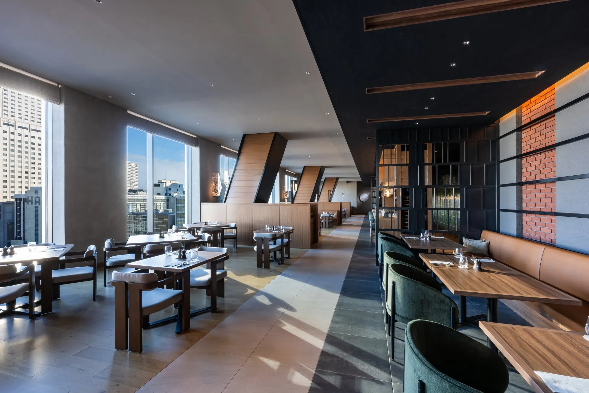 モダンなレストランのインテリア。広い窓から街の景色が見え、洗練された木製の家具と装飾が施されている。