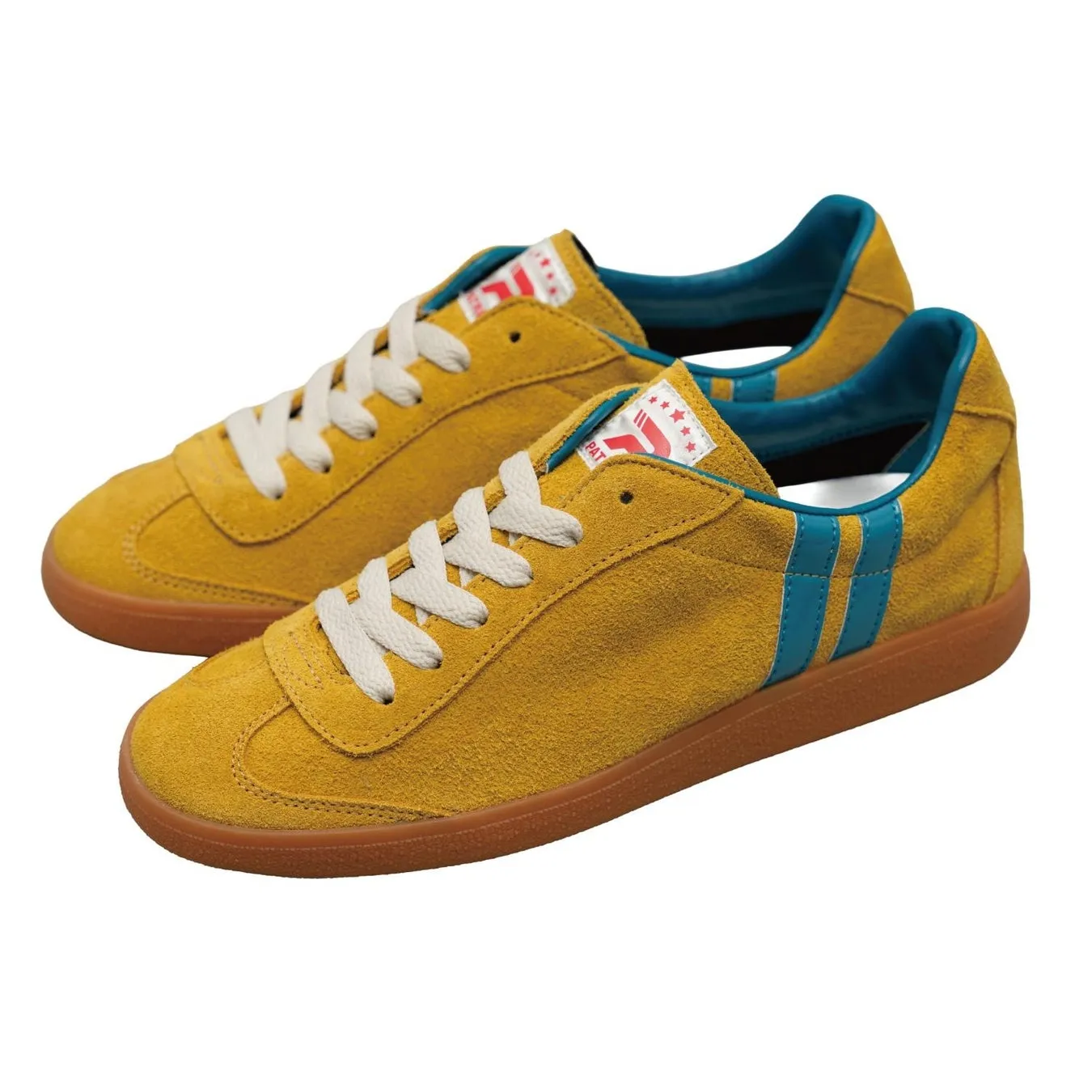 マスタード色のスエードスニーカー。青いラインと白いシューレースがアクセント。