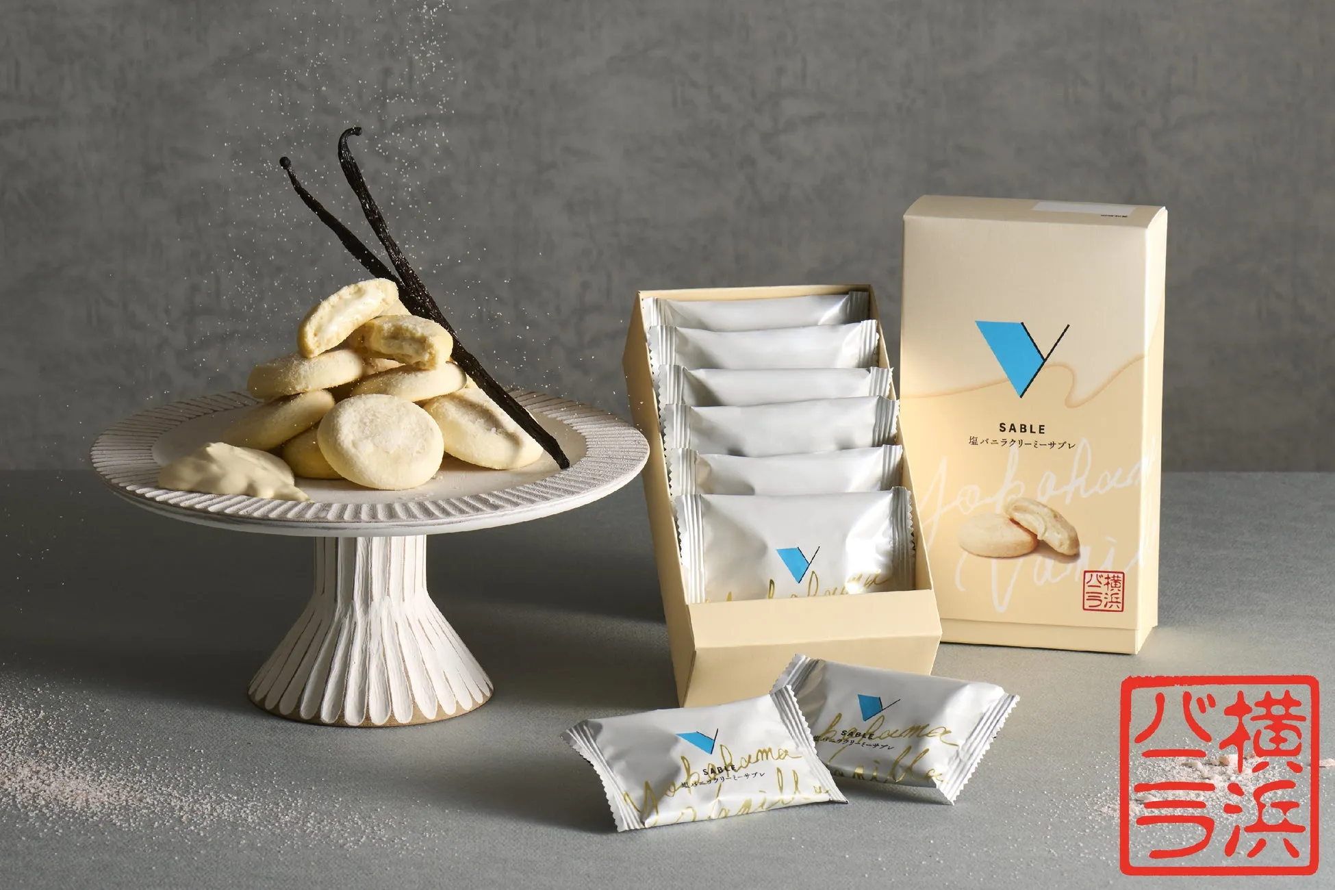 バニラクリーミーサブレのパッケージと、お皿に盛り付けられたサブレ、バニラビーンズが写った写真。