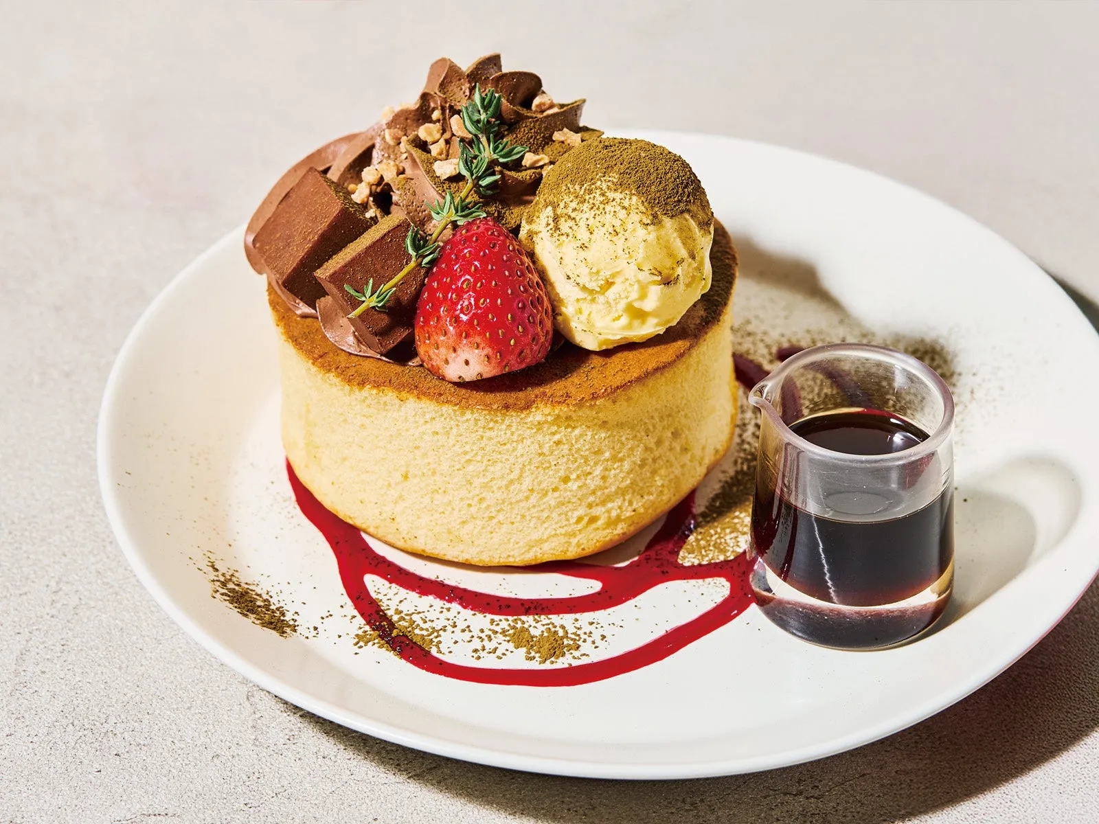 デザートのパンケーキ。トッピングにはチョコレート、イチゴ、アイスクリーム、ナッツ、ハーブ