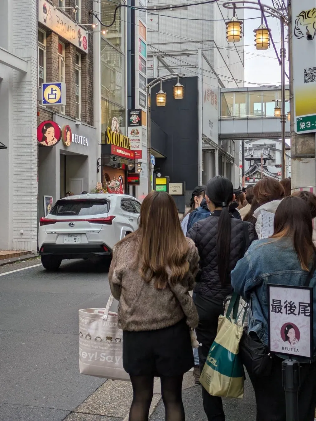 名古屋の路地裏にできる行列