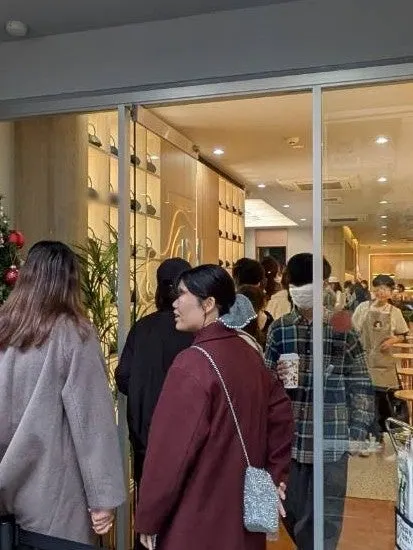 お店の前に並ぶ人々