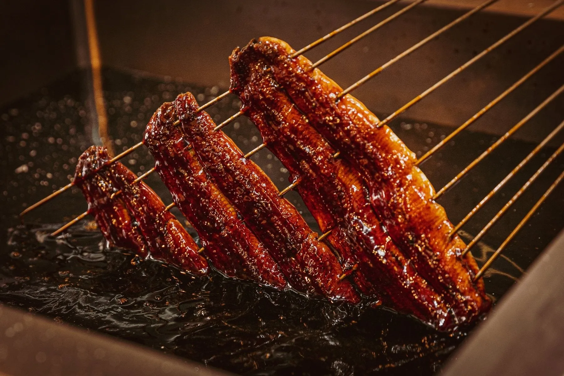 炭火で焼かれるうなぎ