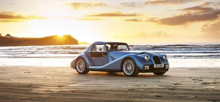 モーガン・スポーツカーと夕焼けの海岸線