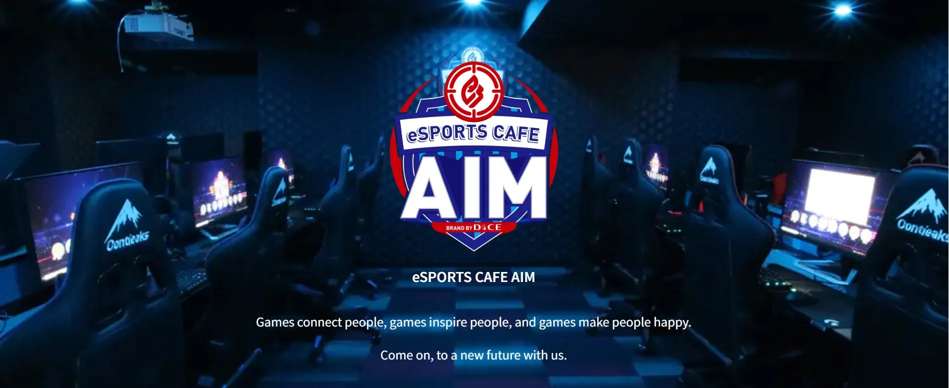 eスポーツカフェAIMの画像。店内にはゲーミングチェアとモニターが並び、ロゴが表示されています。キャプションには「ゲームは人々をつなぎ、インスピレーションを与え、幸せにする」と書かれています。