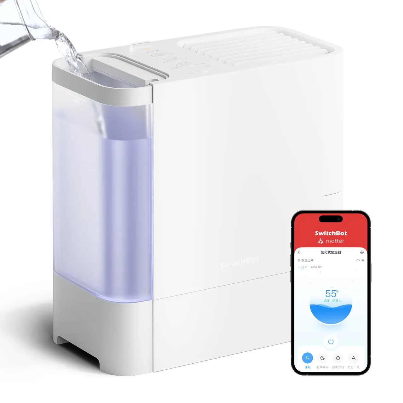 白い加湿器に水を入れている様子