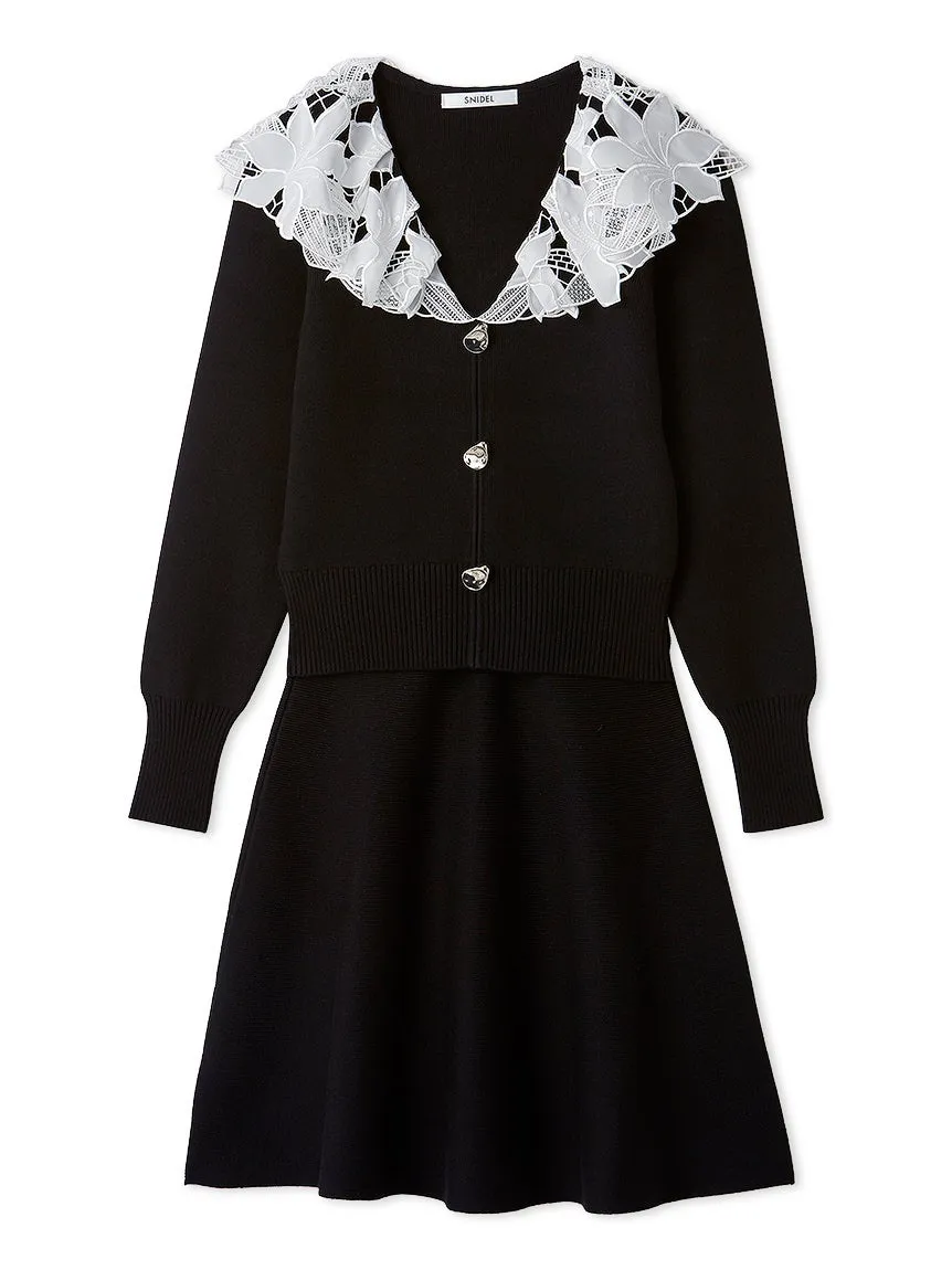 黒色のニットワンピース。白いレースの襟が特徴的で、胸元には装飾的なボタンが付いている。