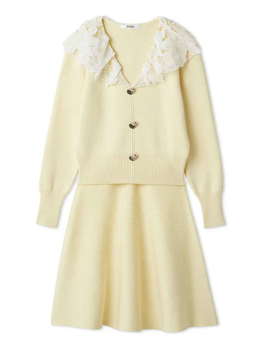 パステルイエローのニット素材のワンピース。襟とボタンが特徴的。