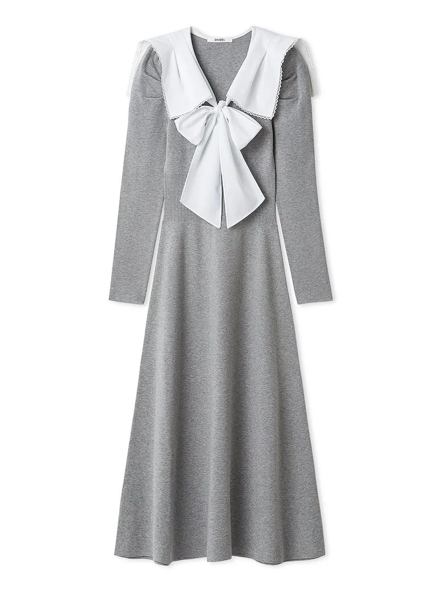 グレーのワンピース。白い襟とリボンが特徴的。