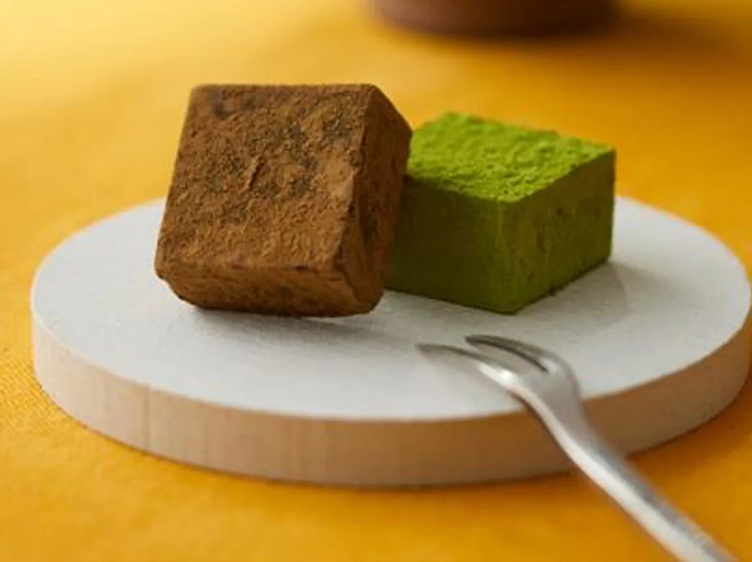 チョコレートと抹茶のチョコレートが白いお皿に乗っている写真です。