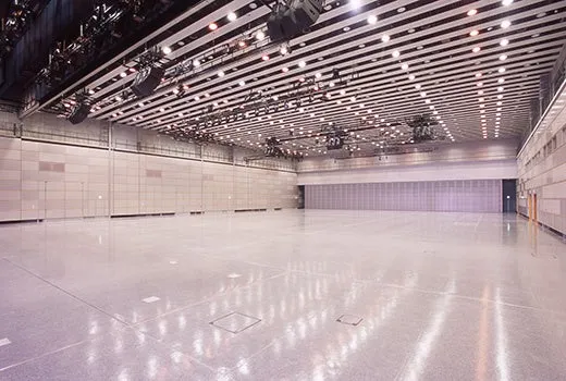 巨大なイベントホールの内観