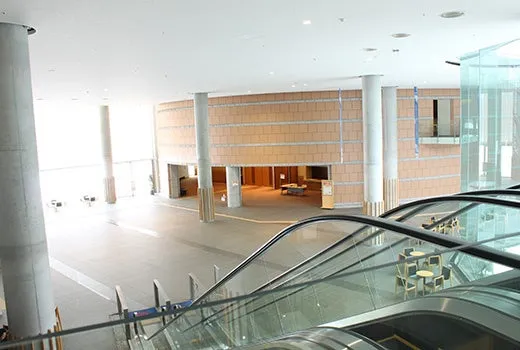 エスカレーターと広い空間がある建物の内部