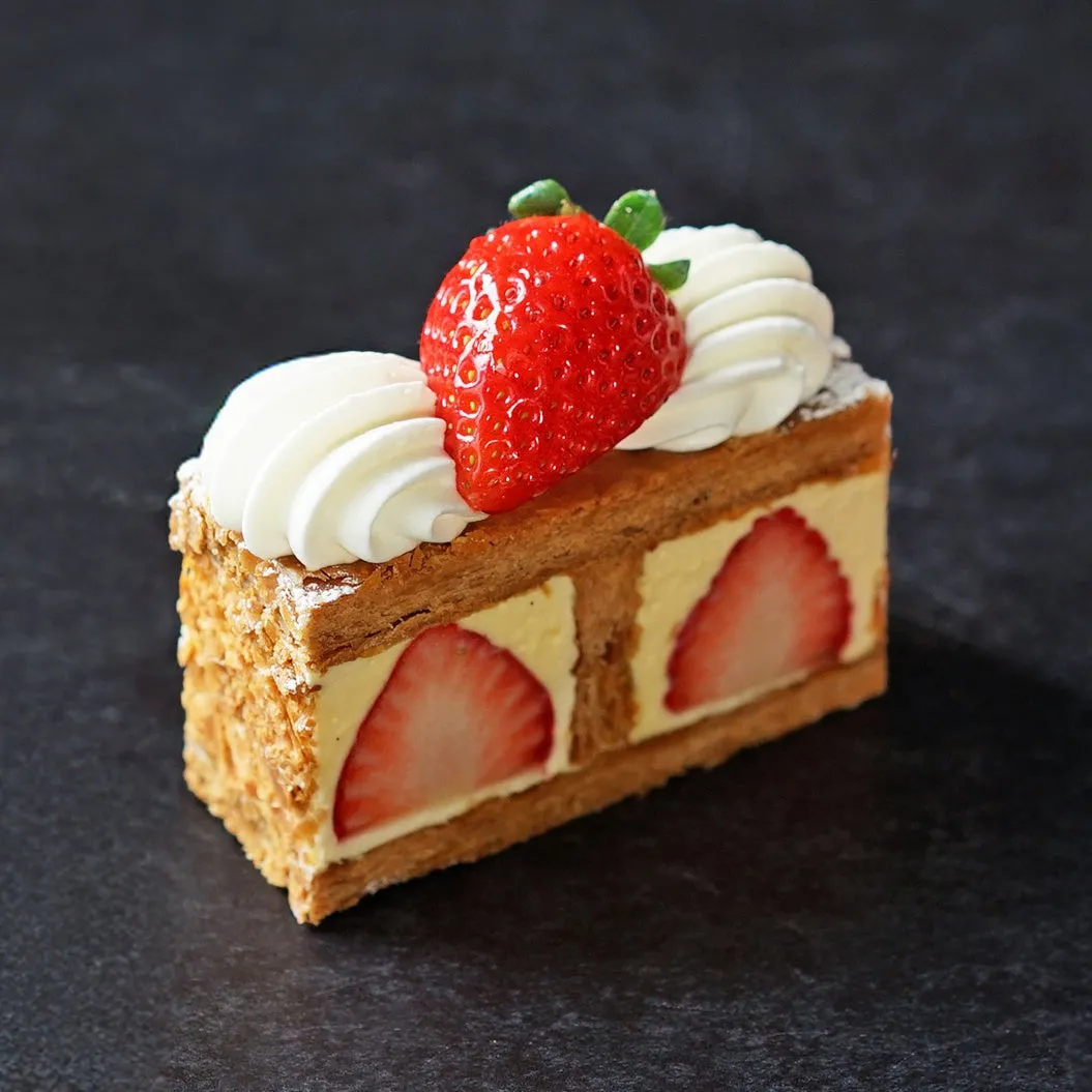 いちごがトッピングされたミルフィーユ。