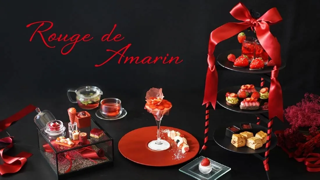 赤いリボンとイチゴが印象的な、エレガントなデザートセットの画像。ティーセット、グラスデザート、3段トレイに盛り付けられた様々なデザートが、洗練された雰囲気を醸し出しています。