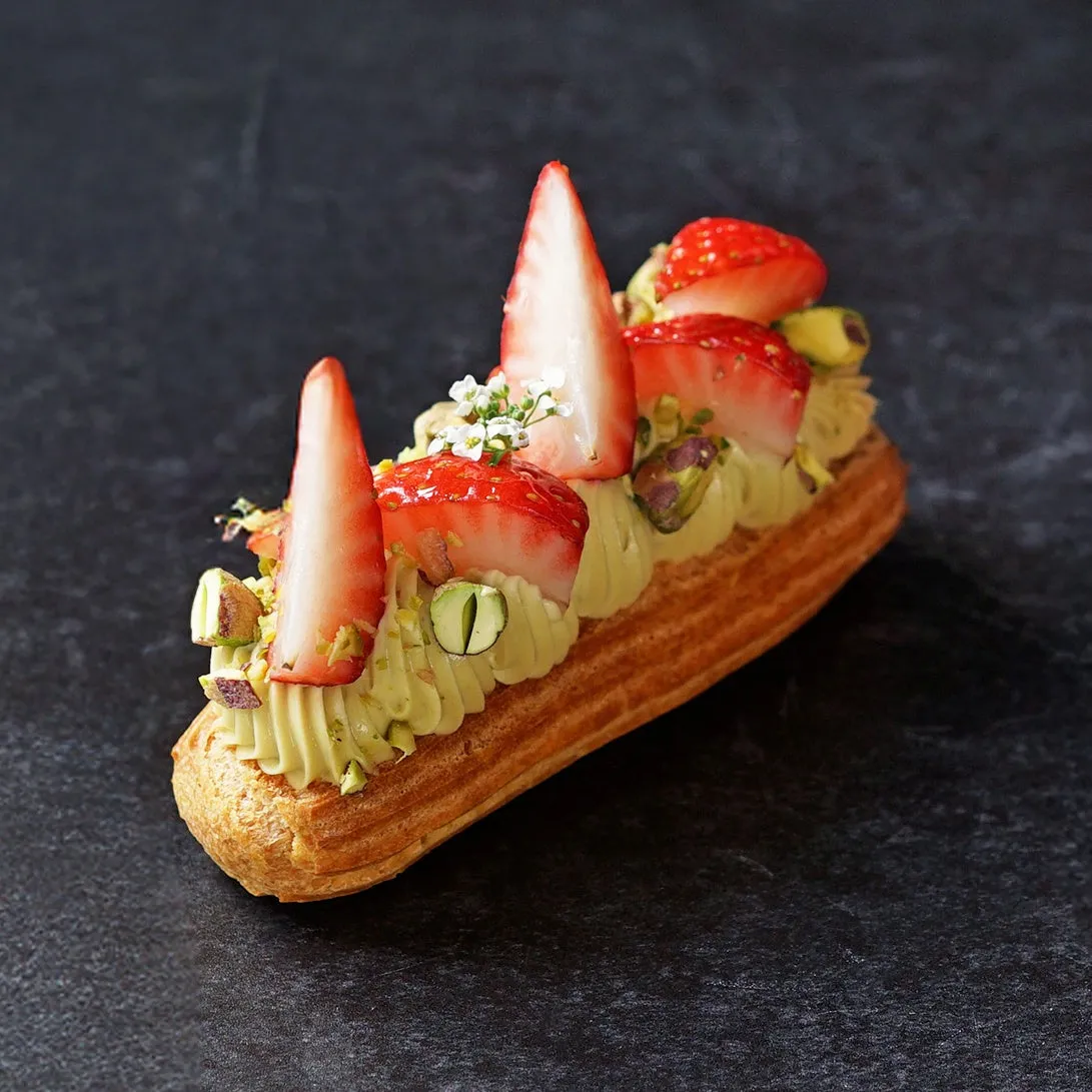 いちごがトッピングされたおしゃれなエクレア