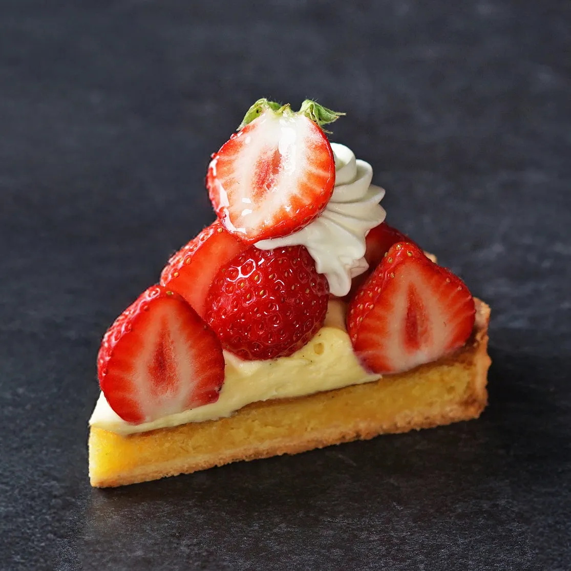 いちごがトッピングされたタルトのクローズアップ