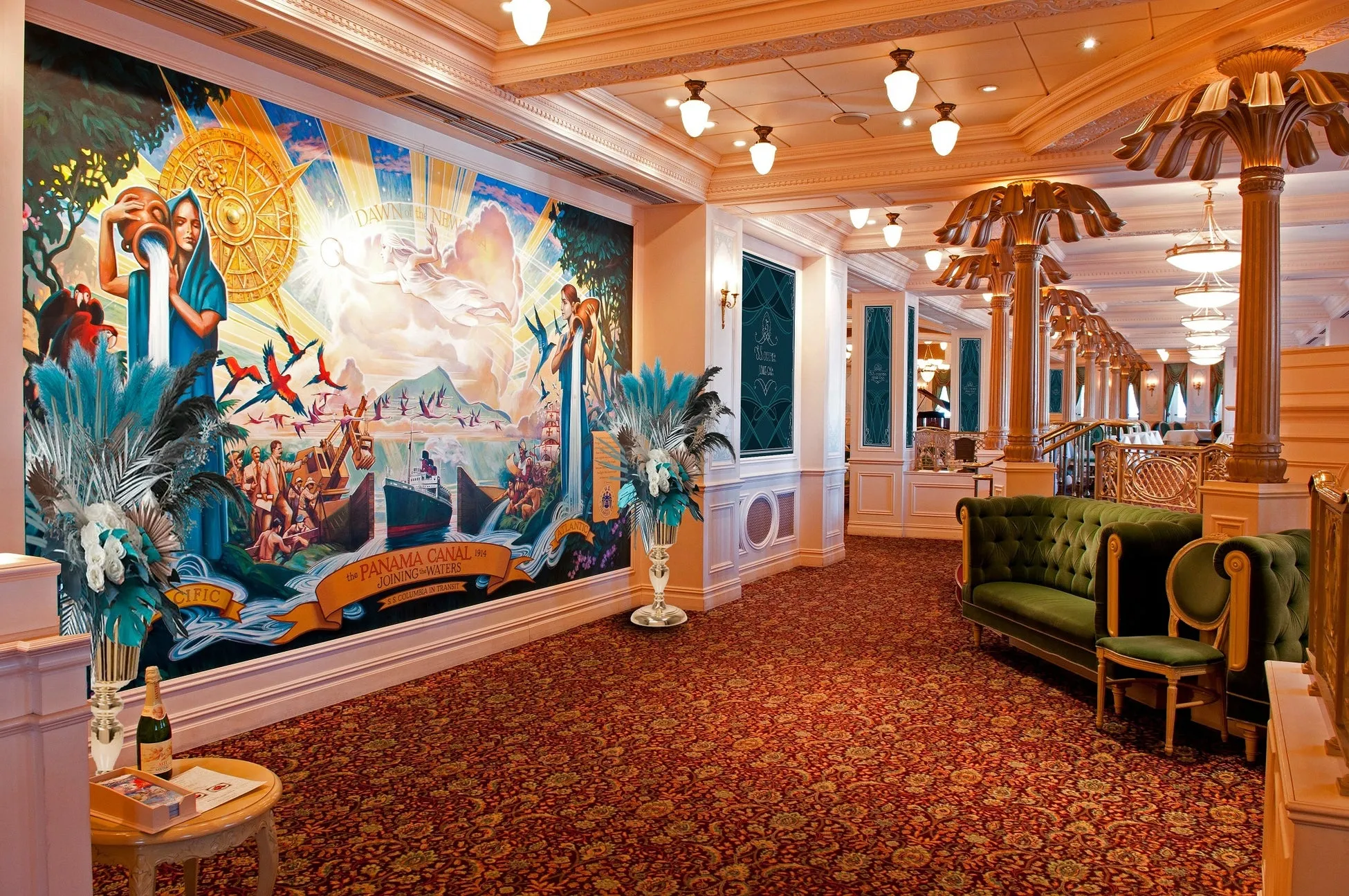 豪華客船の廊下の内装。壁にはパナマ運河を描いた絵画が飾られ、豪華なソファや装飾が配置されている。