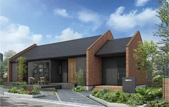 モダンなデザインの住宅の外観。レンガと黒い壁の組み合わせが特徴的で、庭には植物が植えられている。