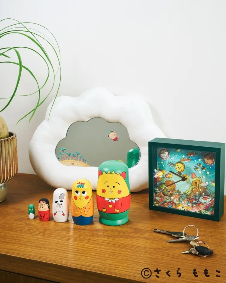 雲の形をした鏡、ロシアの人形、時計、鍵などのインテリア雑貨