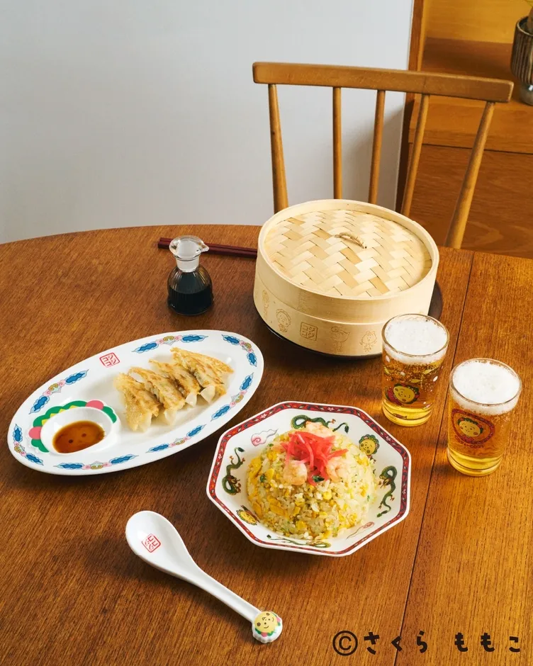 餃子、チャーハン、蒸籠、ビールなどの食事風景