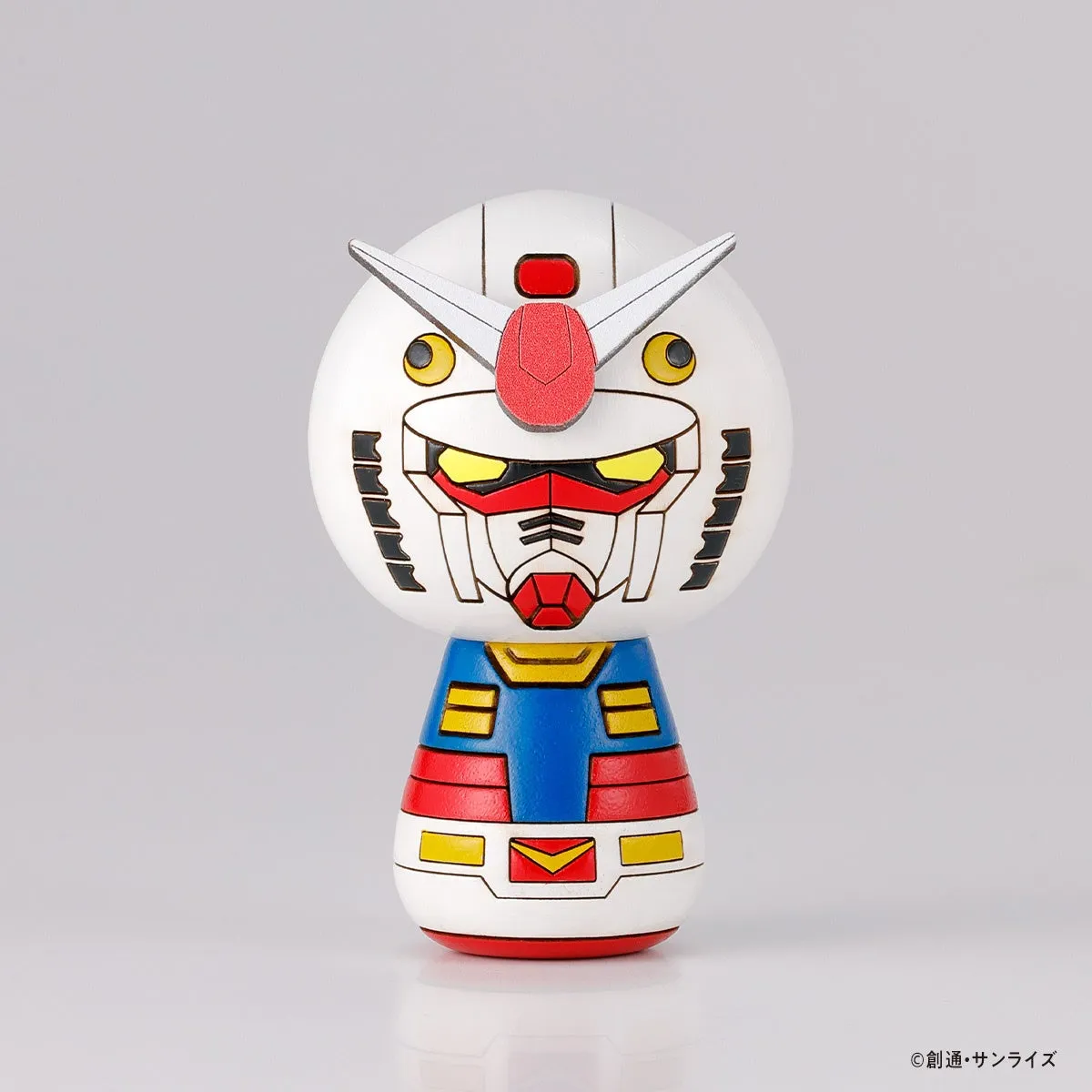 ガンダムのキャラクターを模した起き上がりこぼしのようなおもちゃ。顔と胴体部分で構成され、ガンダムの特徴的なカラーリングが施されている。