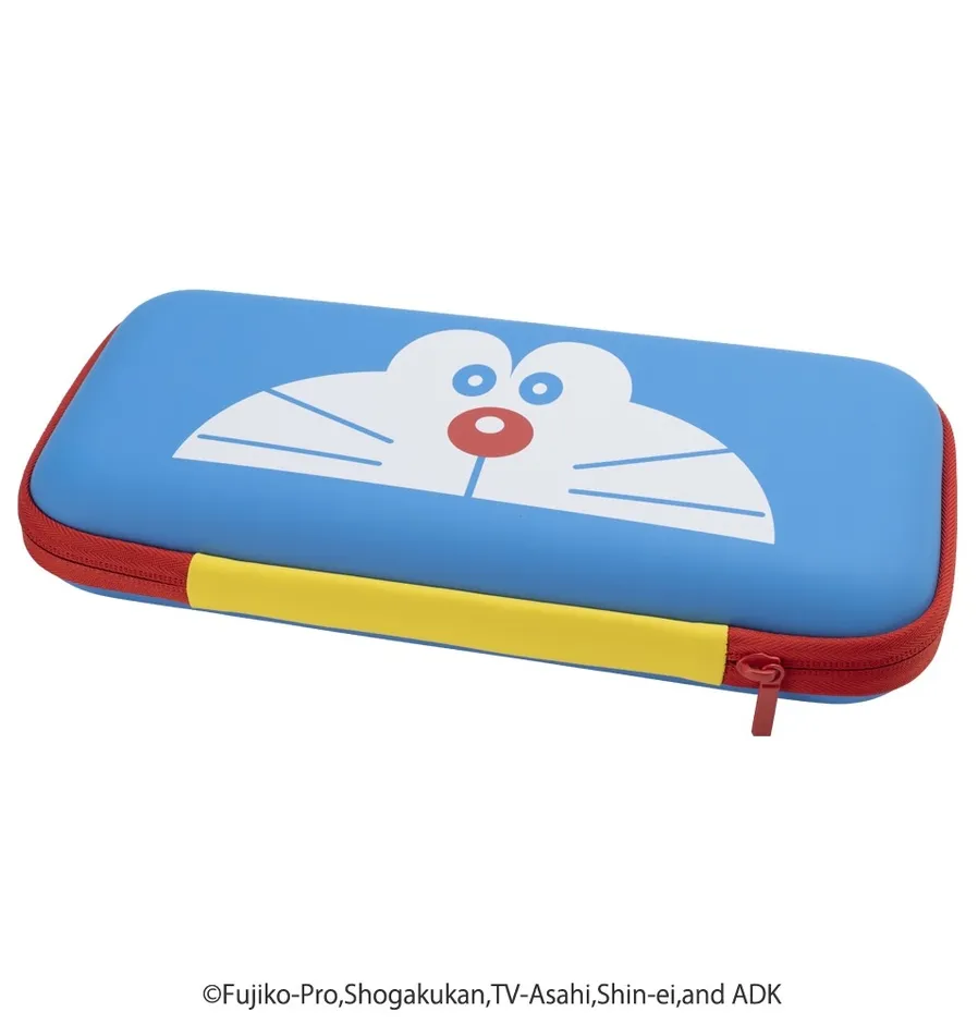 青色のケースで、ドラえもんの顔が描かれています。ケースの周囲は赤色のジッパーと黄色いラインで縁取られています。