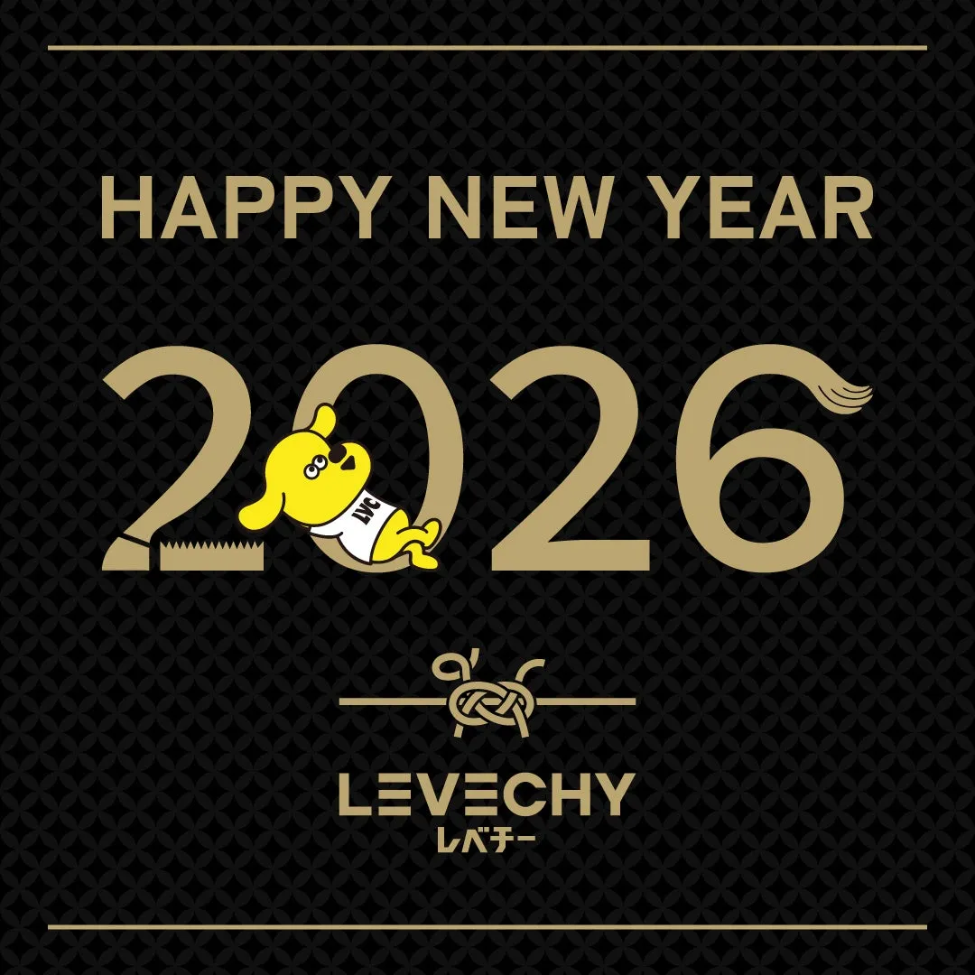 2026年の新年の挨拶の画像。犬のキャラクターが2と0の間に入り、犬の服に「LVC」と書かれています。背景は黒で、模様が入っています。「LEVECHY」と日本語で「レベチー」と書かれたロゴがあります。