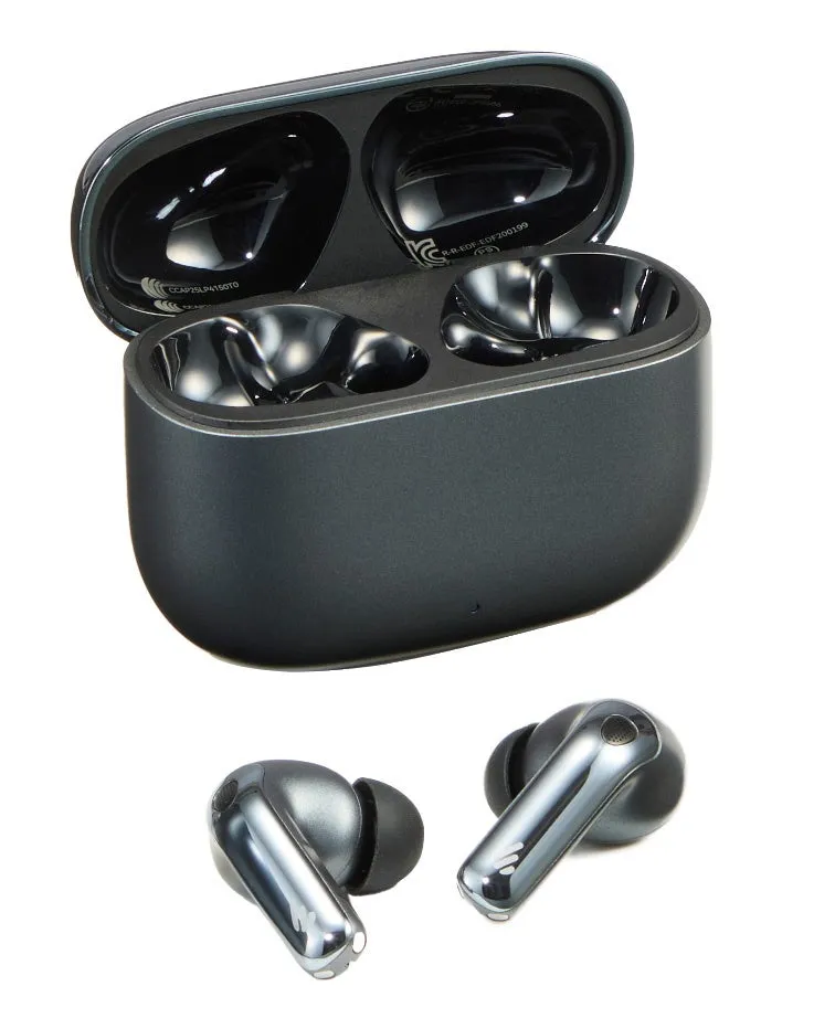 イヤホンと充電ケースが写っている写真です。ケースは開いており、イヤホンが2つとケースの中に収まるスペースが見えます。背景は白です。