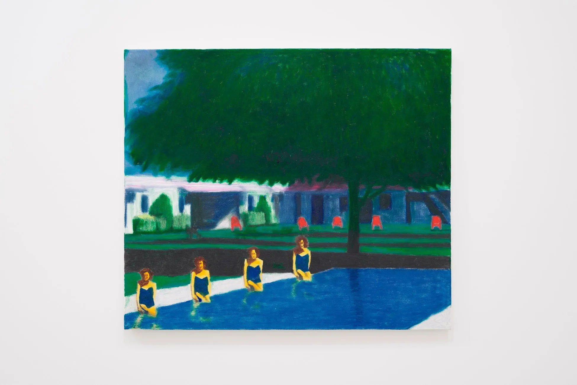 プールにいる4人の女性、木と建物