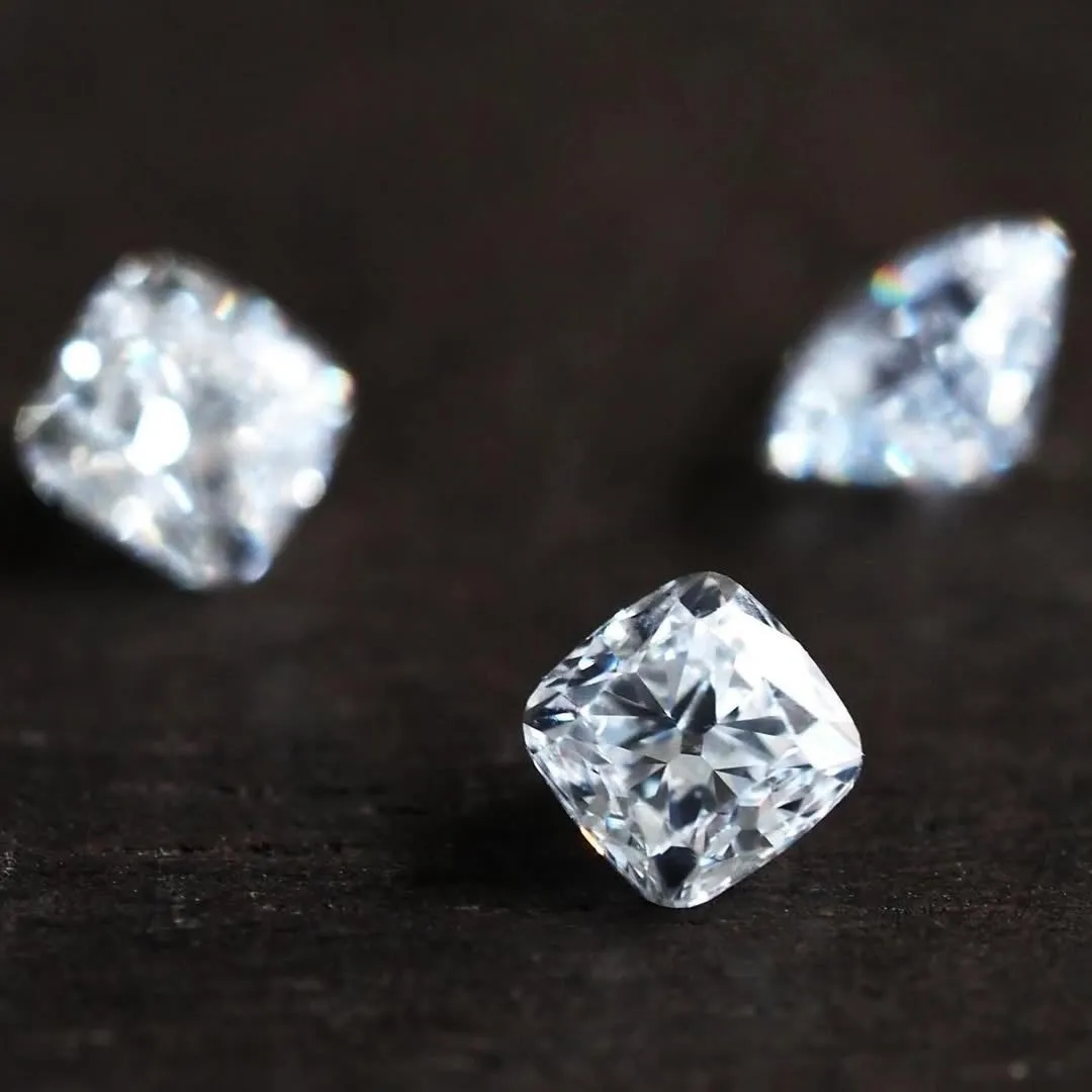 3つのダイヤモンドが暗い背景に配置されたクローズアップ写真