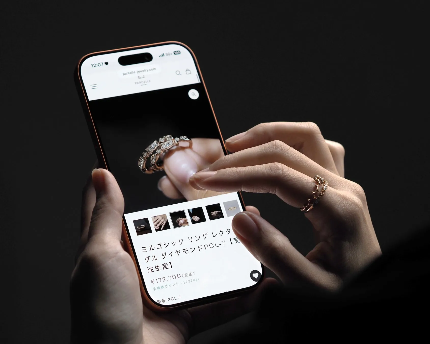 スマートフォンでジュエリーの商品ページを見ている様子