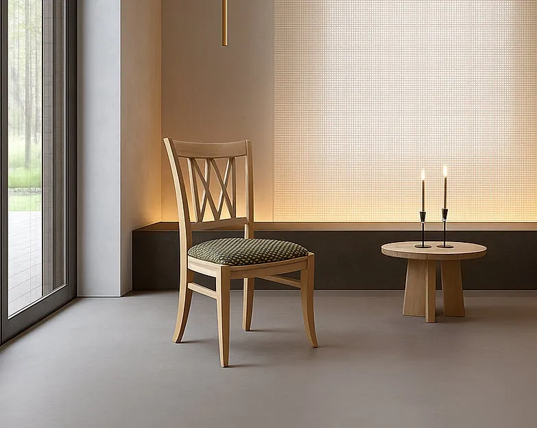 木製椅子と丸テーブル、キャンドル