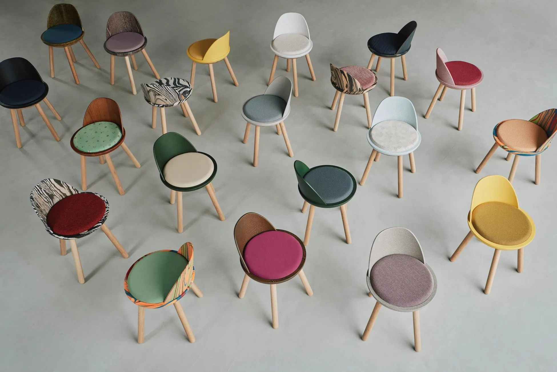 様々なデザインの椅子