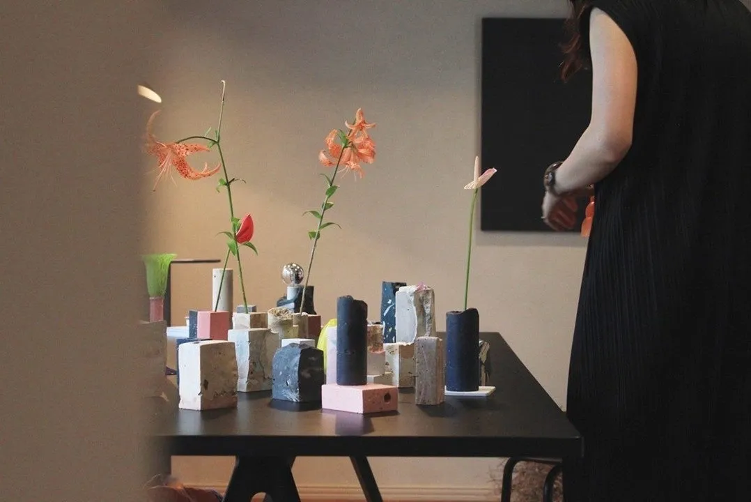 テーブルに花、ブロック