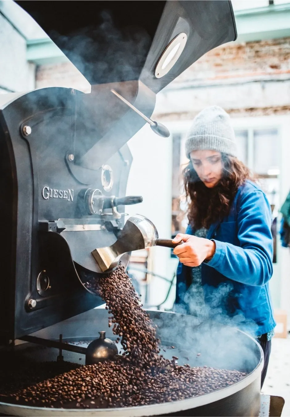 コーヒー豆を焙煎する女性