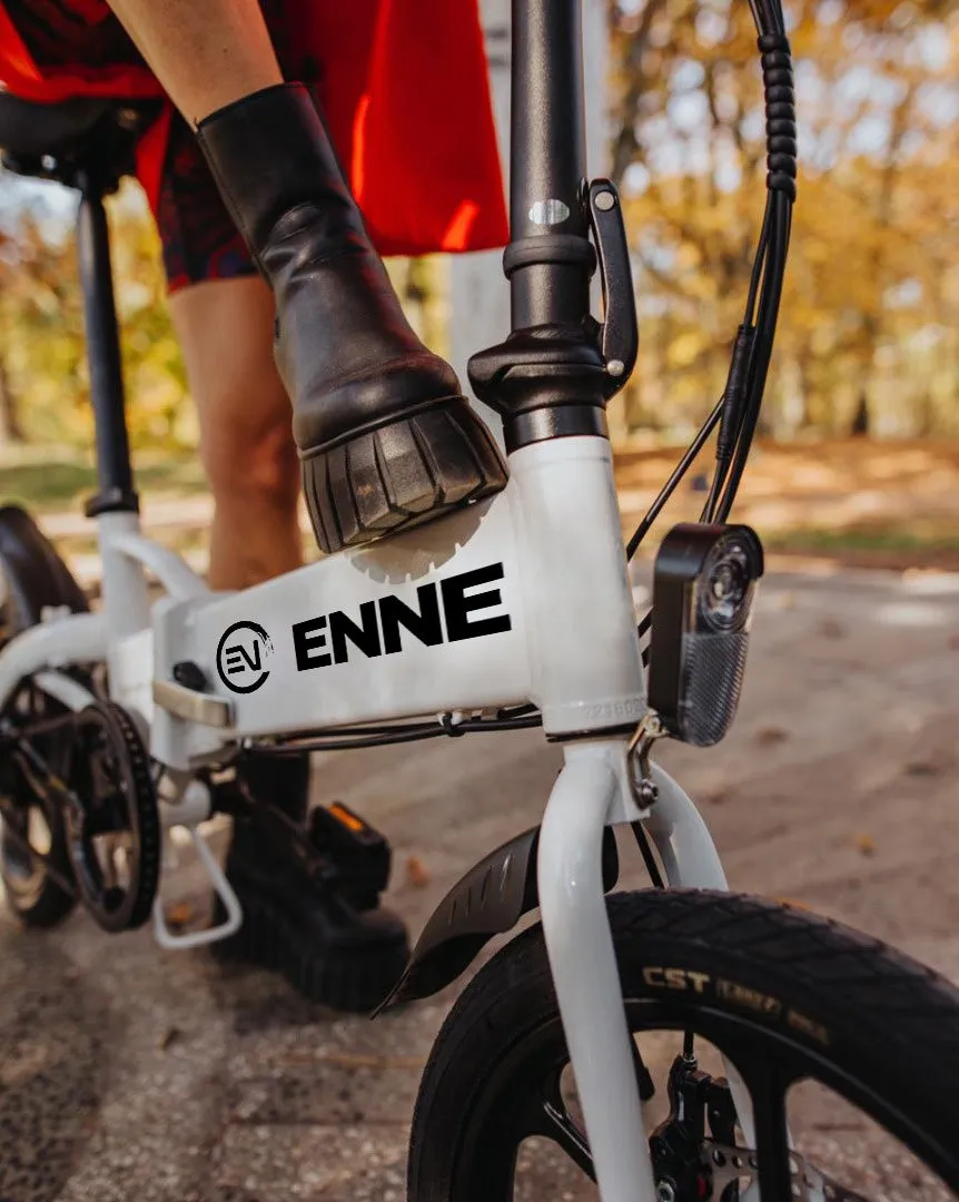 白い電動自転車に足を乗せている様子