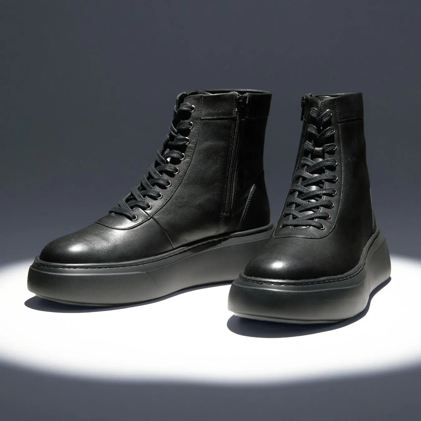黒いレースアップブーツ2つ