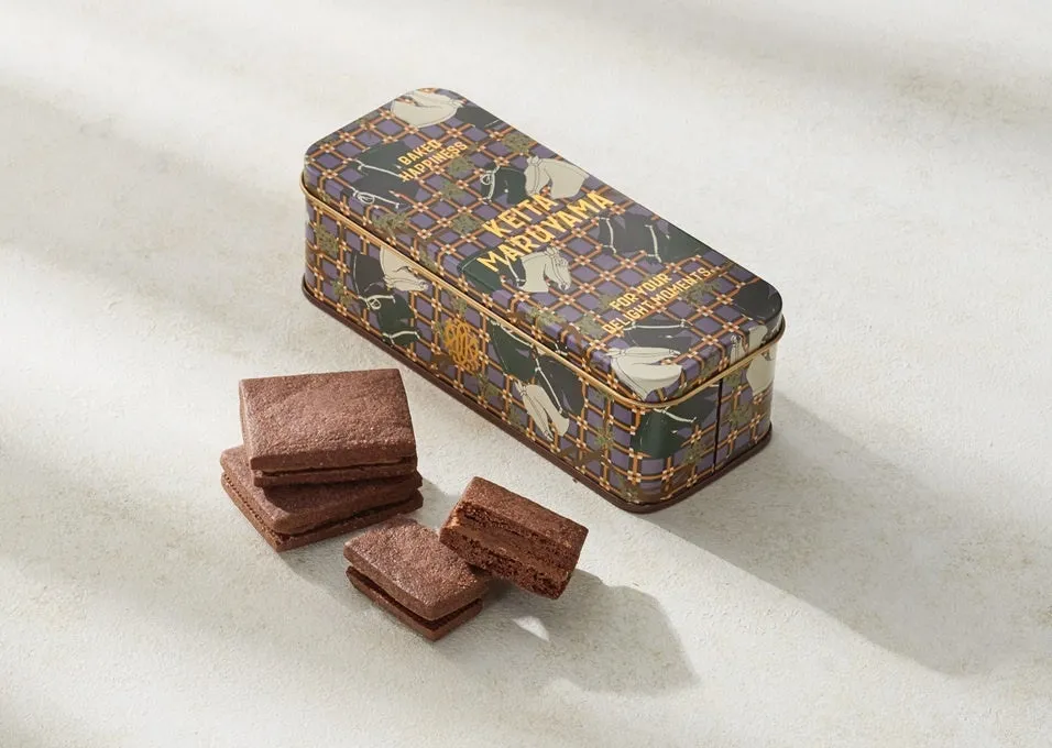チョコレートサンドクッキーと、そのクッキーが入ったKeita Maruyamaの缶