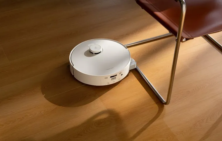 ロボット掃除機が椅子の近くを掃除している様子