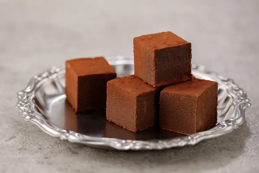 銀色の皿にチョコレートの立方体がいくつか並んでいる写真です。