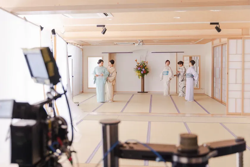 着物を着た女性たちが撮影されている様子