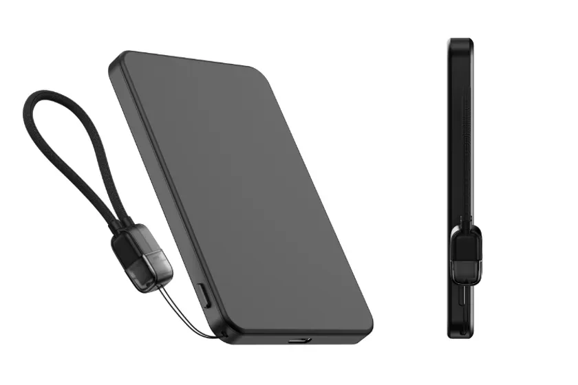 黒色のモバイルバッテリーの製品画像です。本体にはストラップが付いています。