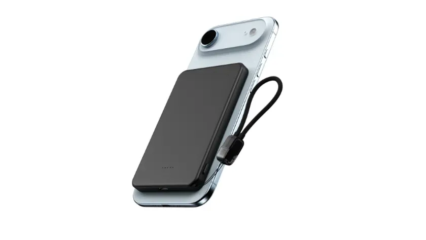 スマートフォンに装着されたモバイルバッテリーの画像です。黒色のモバイルバッテリーと黒色のストラップが特徴的です。