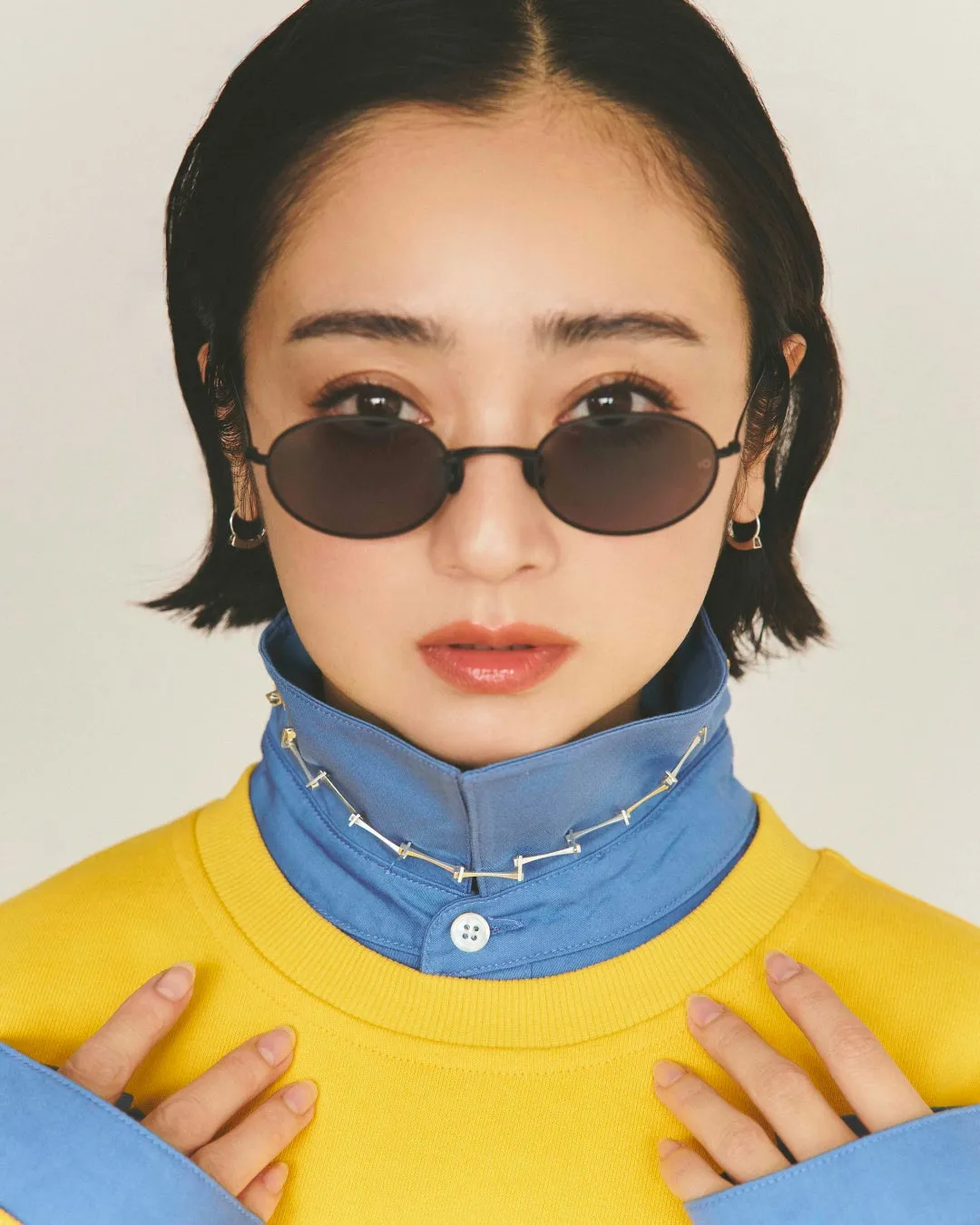 サングラスをかけた女性のポートレート、黄色と青の服